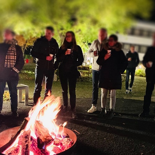 Glühweinumtrunk am offenen Feuer